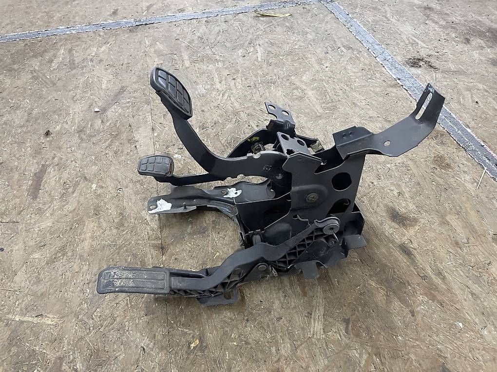 Toutes les pièces auto: Vw Golf 2 Pedalen  – D'occasion à Saanen par slu01 1