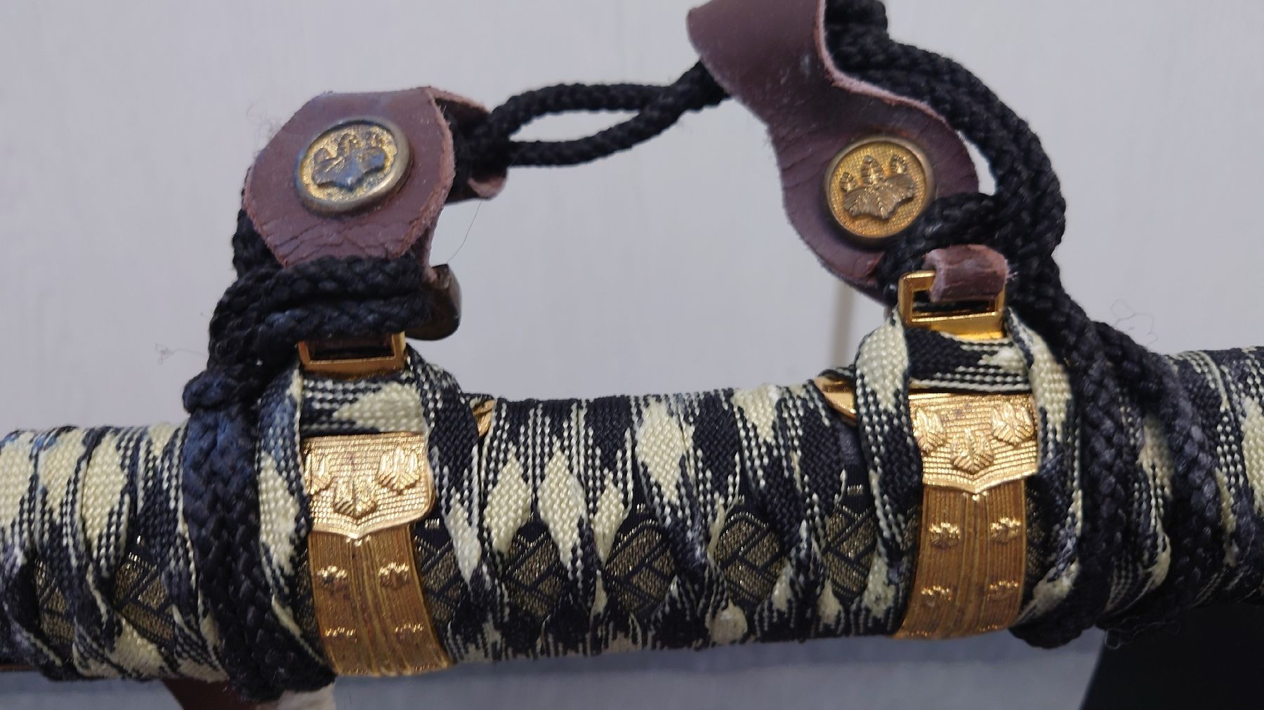 Altre raccolte & rarità: 2 Dekorative Samurai Schwerter mit Ständer – Usato da St. Gallen venduto da Second-Life 3