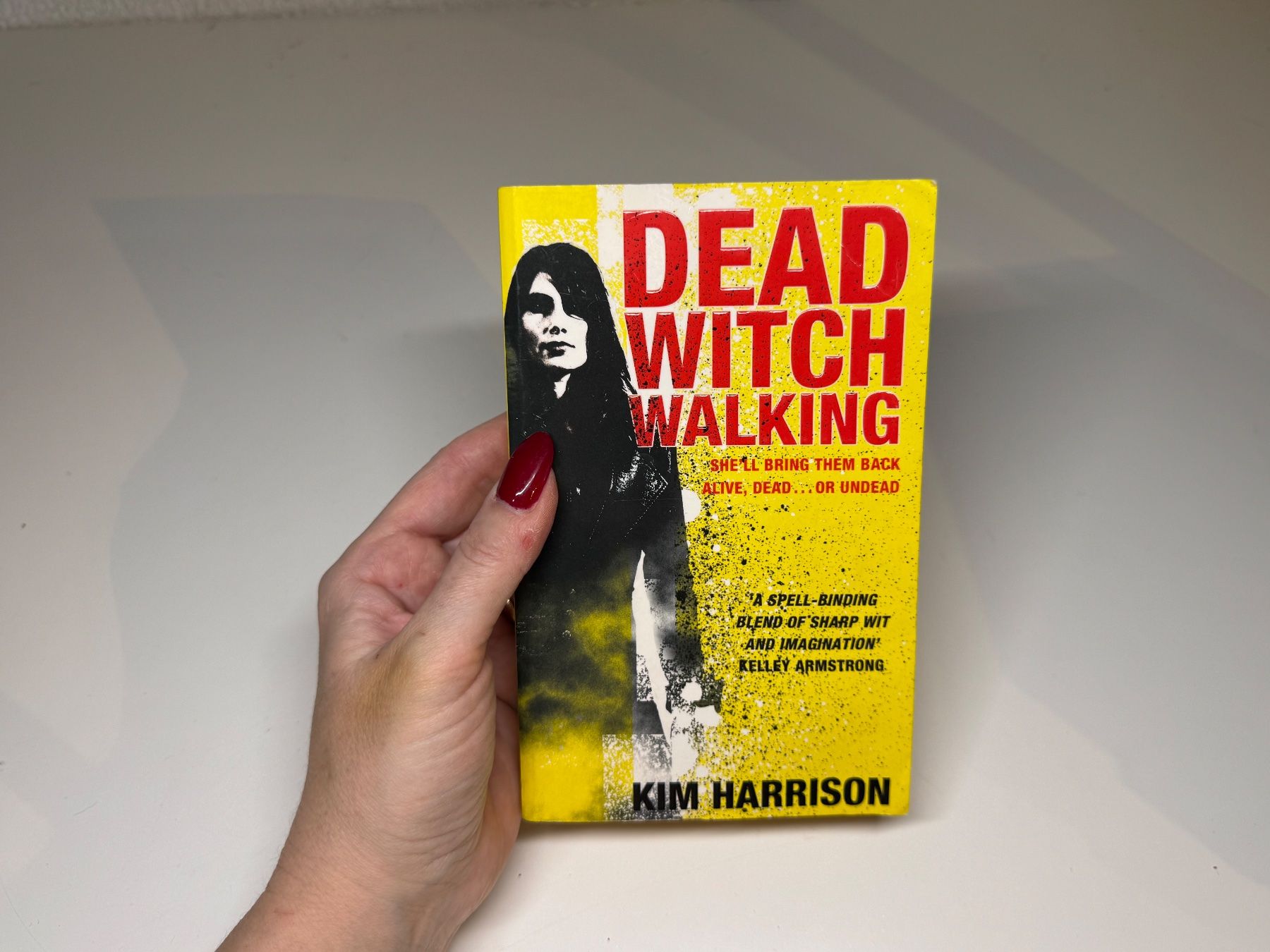 Libri: NOVEL: Kim Harrison, Dead Witch Walking – Usato da Grosswangen venduto da English_books