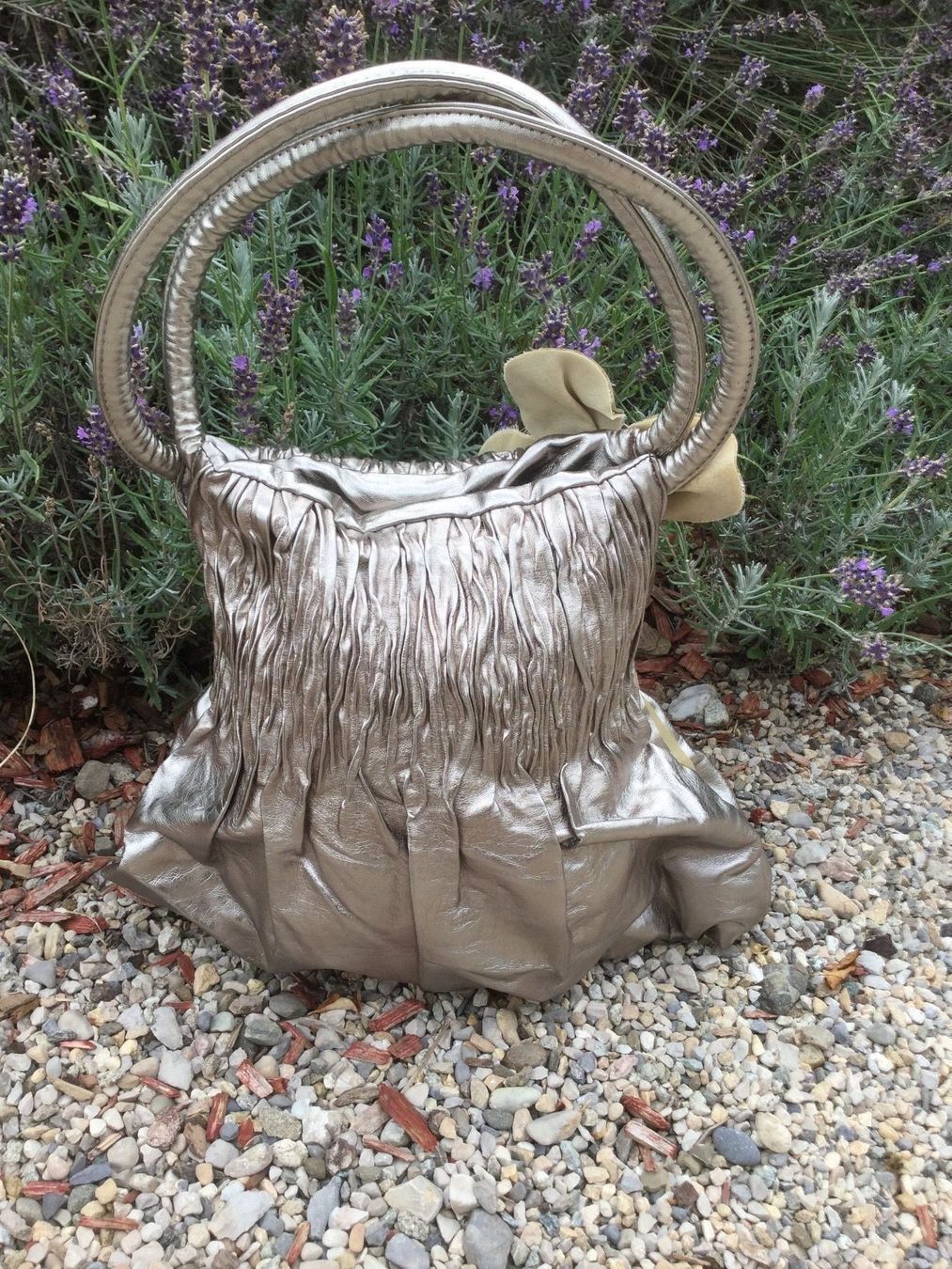 Taschen für Damen: Sac à main ballon brillant avec fleur – Neu und originalverpackt aus Agiez von chouchanelle 2