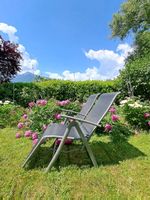 2 chaises  de jardin pliables gris.