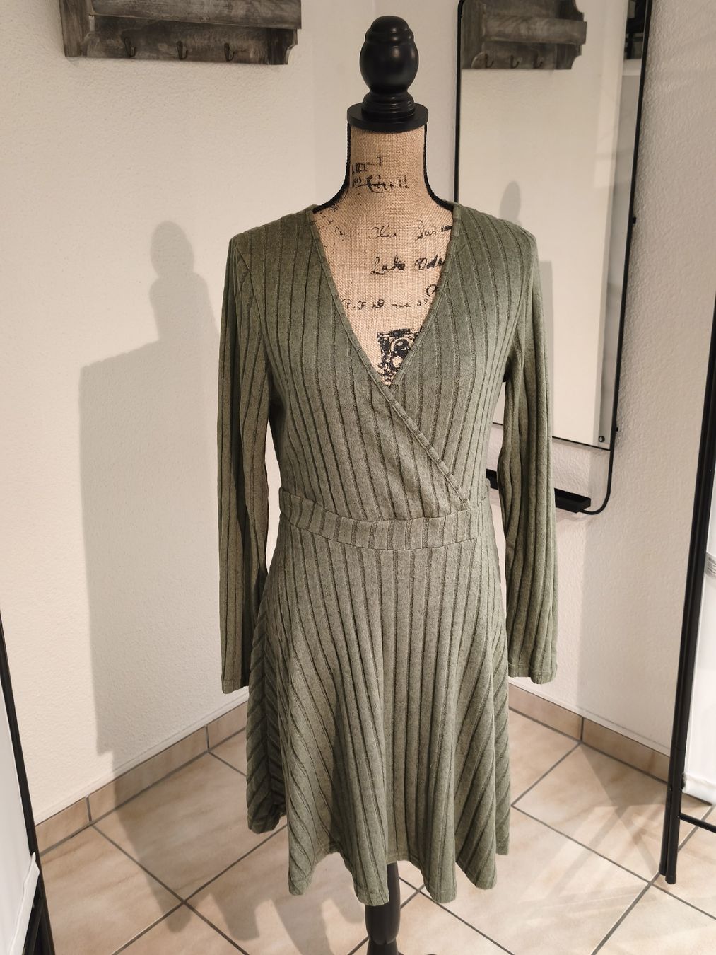 Vestiti: Khakifarbenes Strickkleid, Grösse L, Wickeloptik – Nuovo (secondo la descrizione) da Emmetten venduto da SecondhandSiska