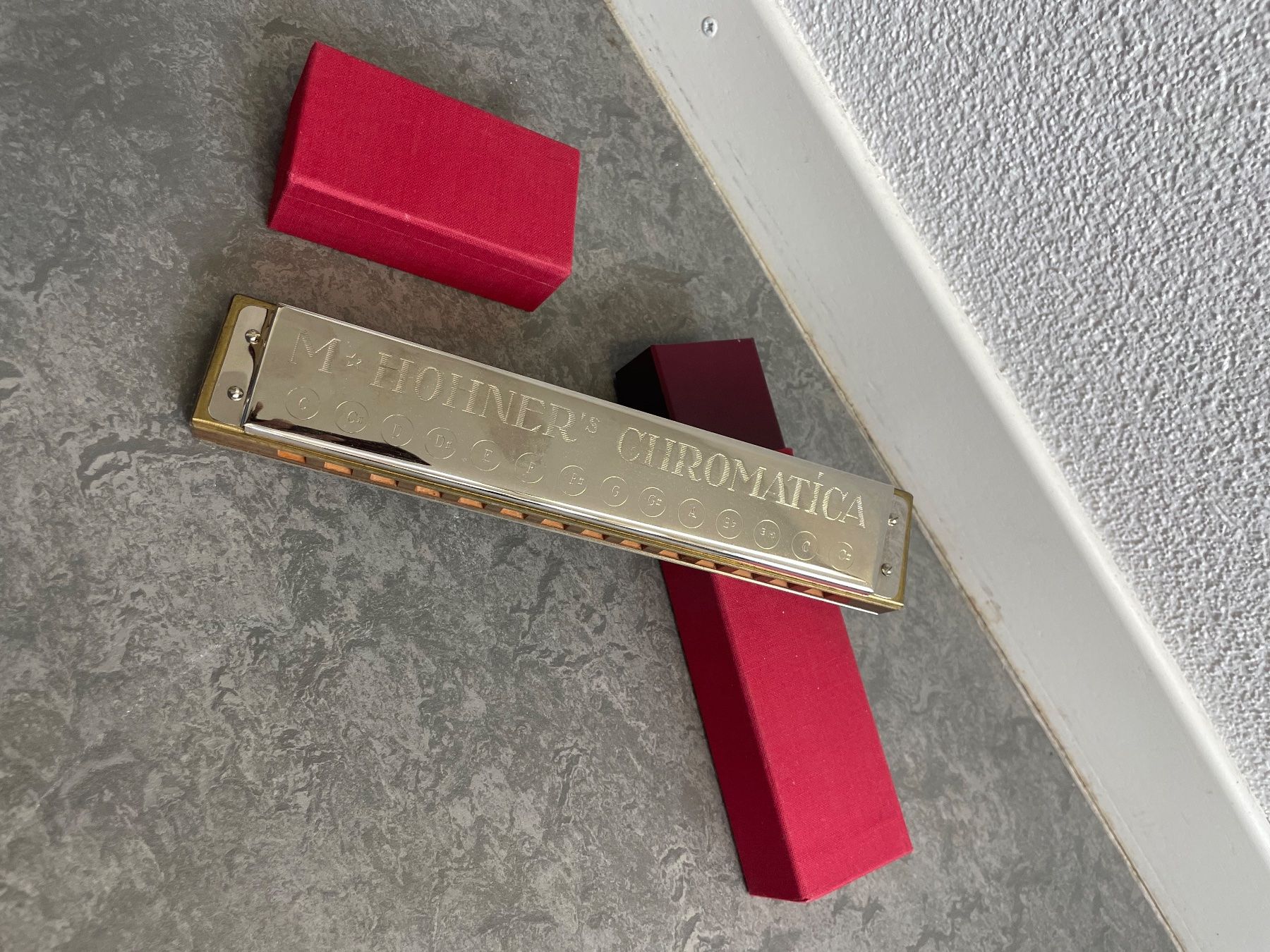 Hohner Strumenti musicali: M Hohner's Chromatica Mundharmonika – Usato da Gümligen venduto da Brocki-Reimal-Stift 1