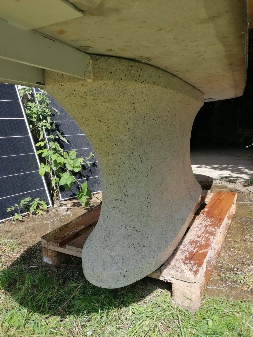 Tavoli: Stein-Tisch aus Kashmir white mit massivem Fuss – Usato da Staffelbach venduto da Nik023 1