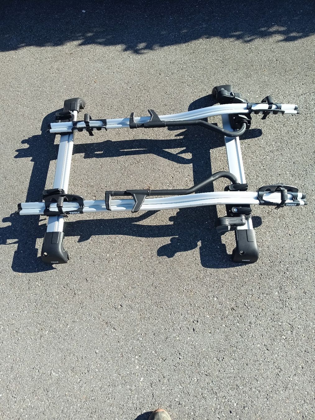 Thule Barres de toit: Thule Dachträger + 2 Thule Veloträger – D'occasion à Kriens par San74