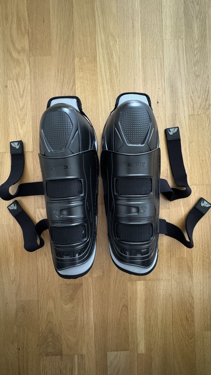Thor Protezioni & Imbottiture: Thor MX Knee Guards Set – Nuovo (secondo la descrizione) da Unterentfelden venduto da che_9xcp