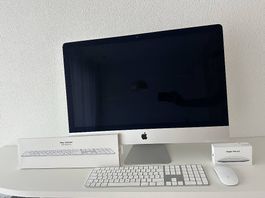 iMac mit Tastatur und Maus
