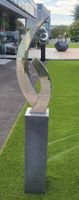 Edelstahl Skulptur auf Granitpodest