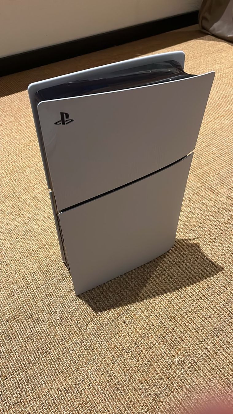 Sony Consoles: PlayStation 5 Konsole mit 2x Controller & Netzteil neuwertig – D'occasion à Berneck par Diewodaso 6