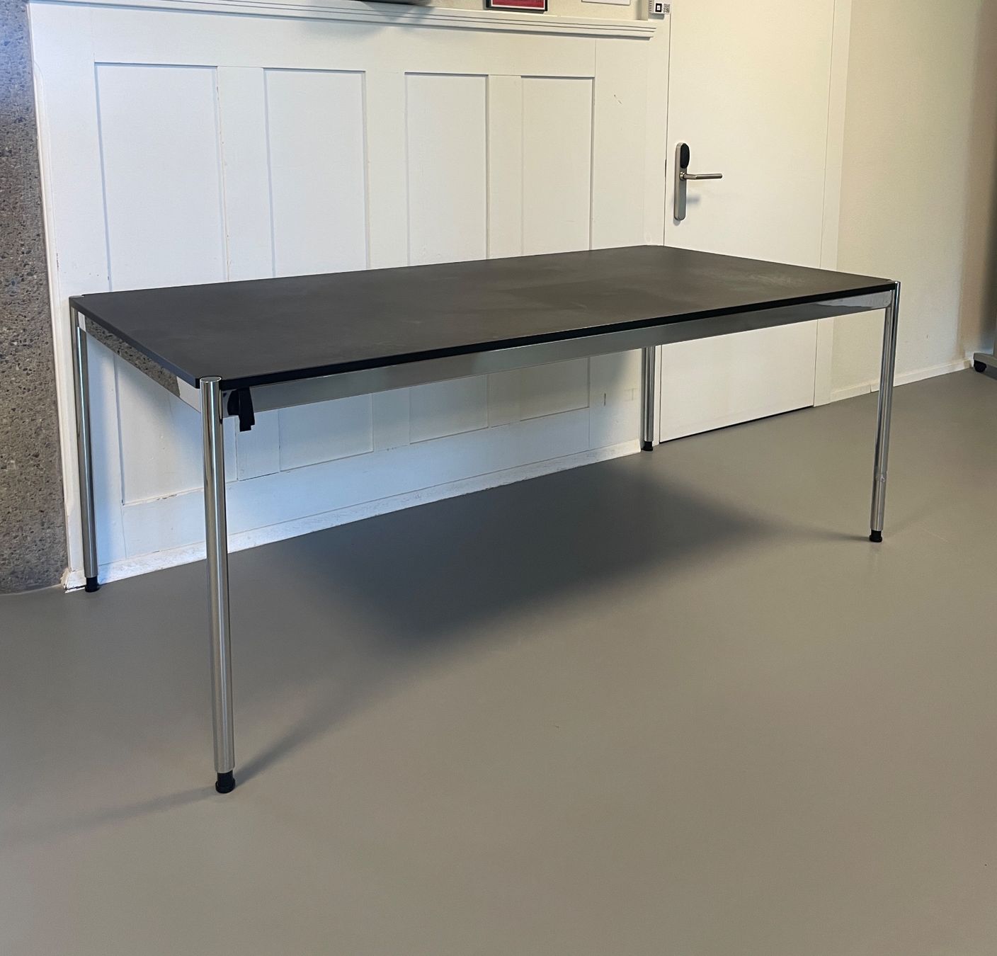 USM Tavoli: USM Haller Tisch 200 X 100 – Usato da Davos Dorf venduto da PMODWRC 3