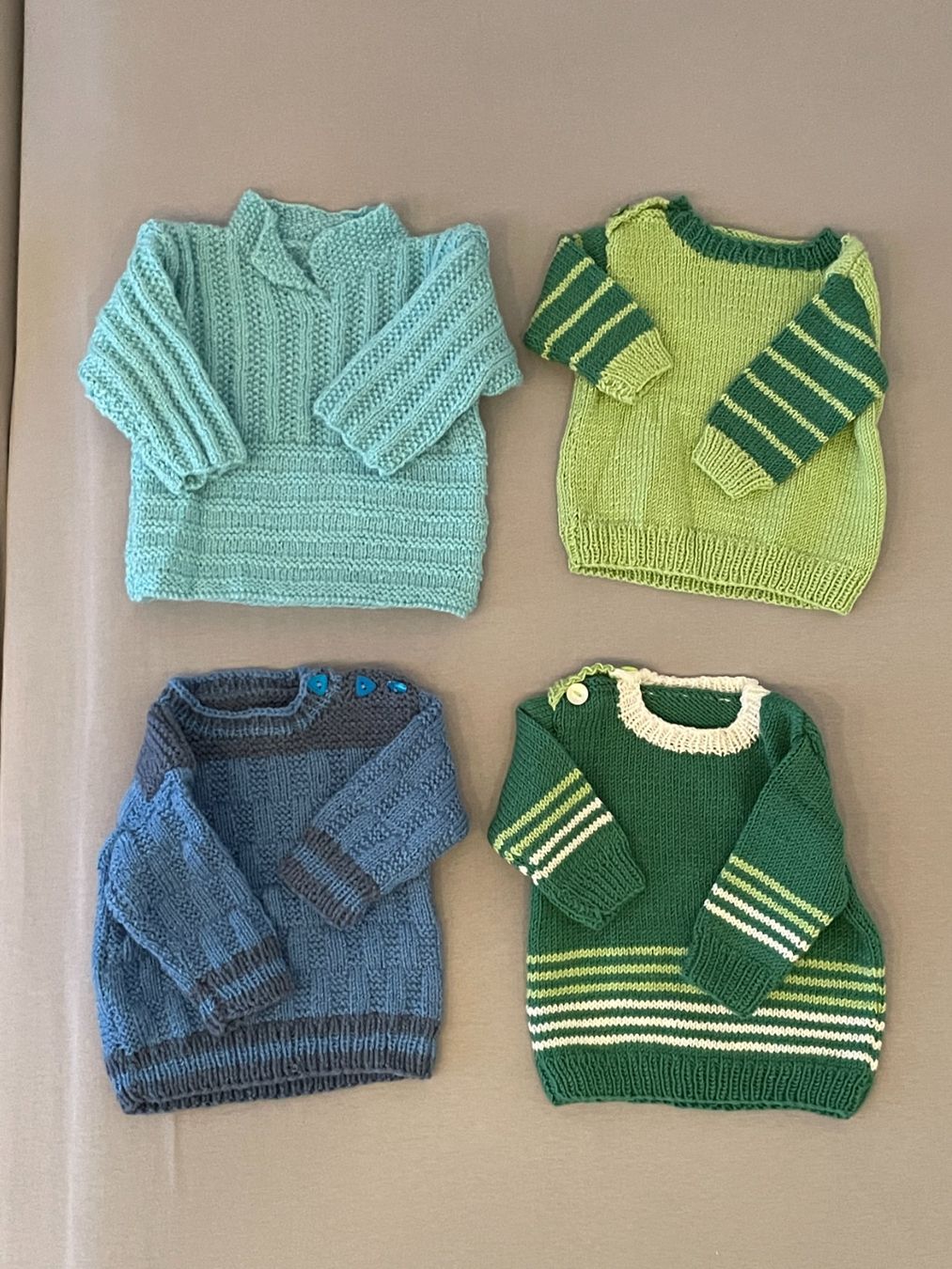 Lotti & Set di vestiti: Gestrickte Babykleider – Usato da Umiken venduto da Freundschaft 4