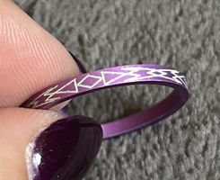 Addon en métal violet avec motif géométrique gravé