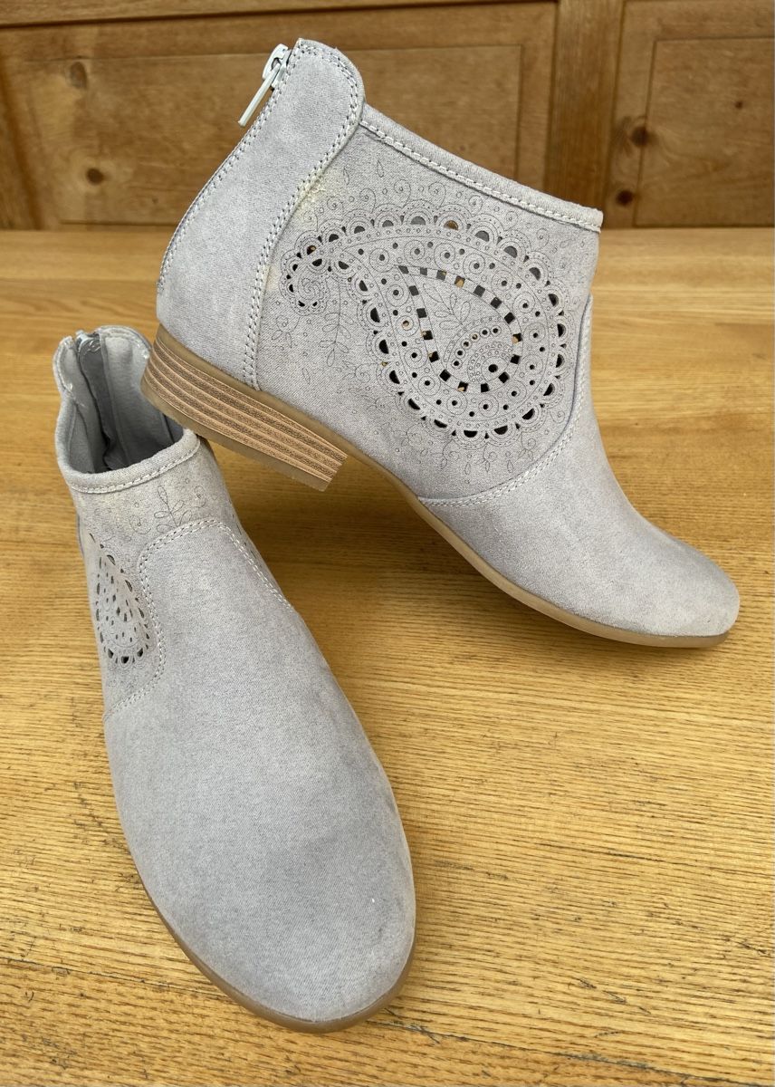 Graceland Scarpe da donna: Stiefeletten mit Lochmuster Gr. 38 hellgrau – Nuovo (secondo la descrizione) da Fislisbach venduto da KolibriSecondhand 4