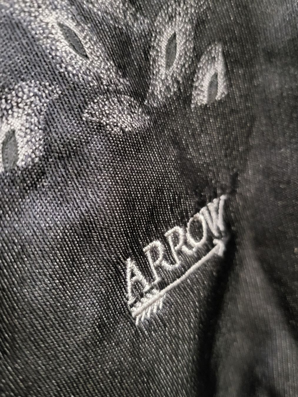 Foulard & Sciarpe: Écharpe en soie Arrow Élégant – Usato da Niedergösgen venduto da Eva2410 5