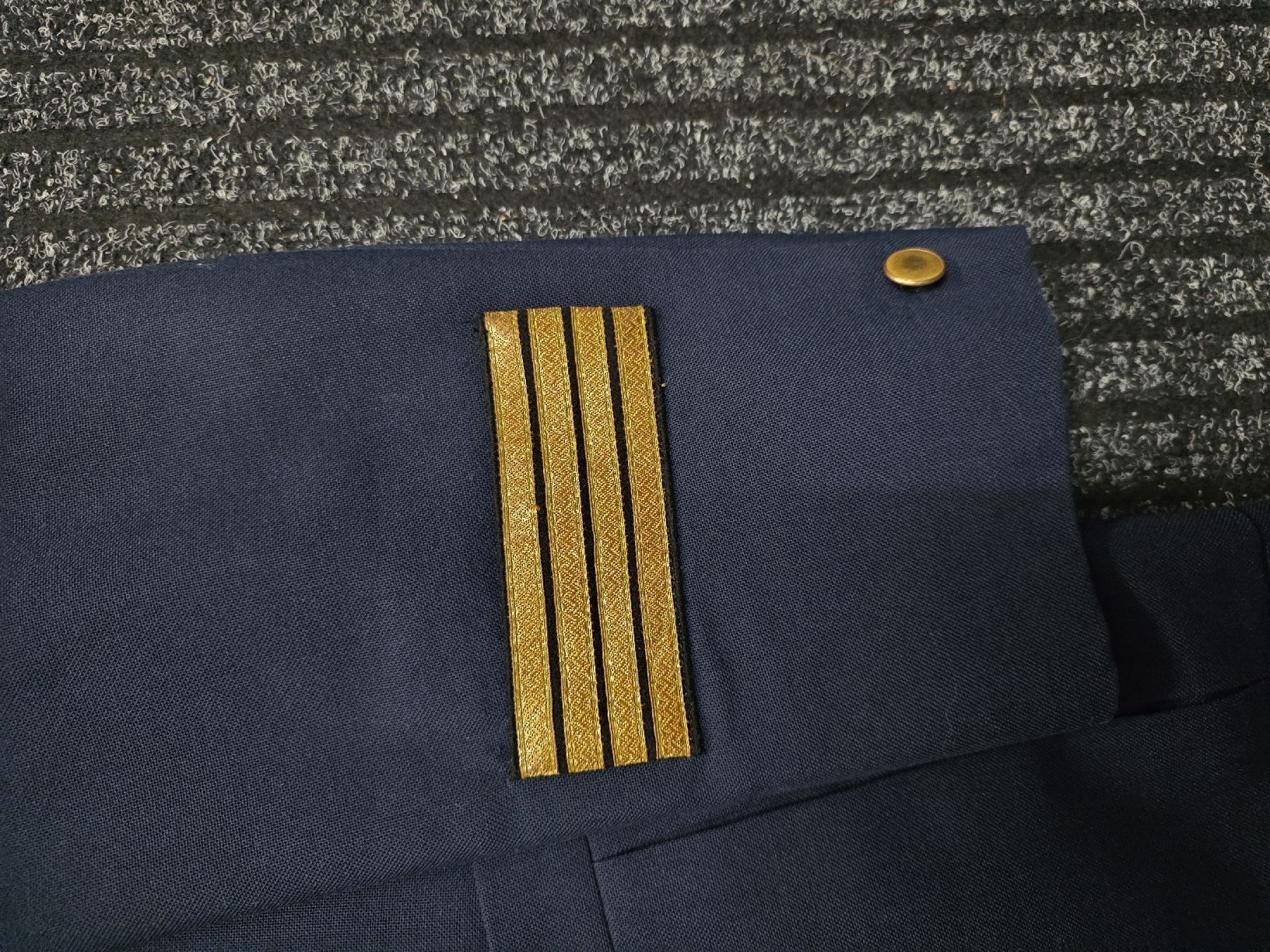 Swissair Uniformi: Piloten Sakko Swissair Uniform – Usato da Dorf venduto da Echo_Elements 2
