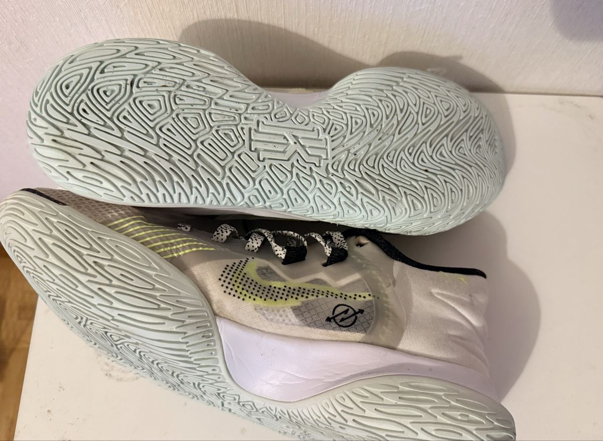 Nike Scarpe da uomo: Nike Kyrie, Chaussures de basket, taille 41 – Usato da Lausanne venduto da fynou 3