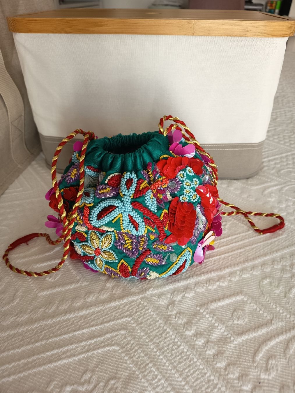 Zara Borse & Zaini: Zara Beaded Drawstring Bag  – Nuovo (secondo la descrizione) da Basel venduto da beg_6v7r