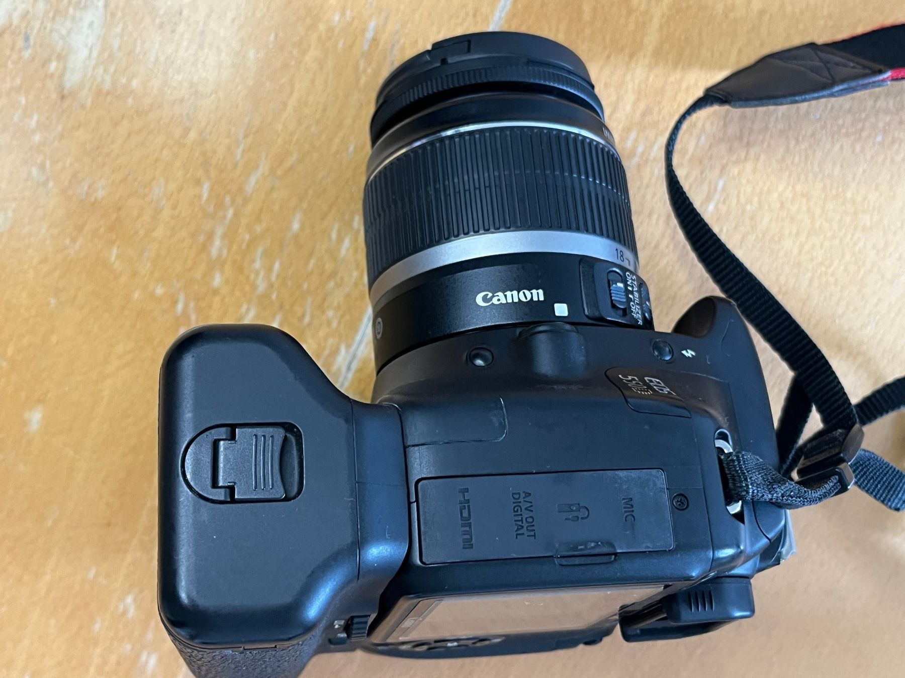 Canon Fotocamera: Canon EOS 550D Spiegelreflexkamera mit BG-E8 Griff – Usato da Beckenried venduto da Chris_Miguel 3
