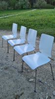 4 sehr stabile, weisse Stühle mit Gebrauchsspuren, Vintage