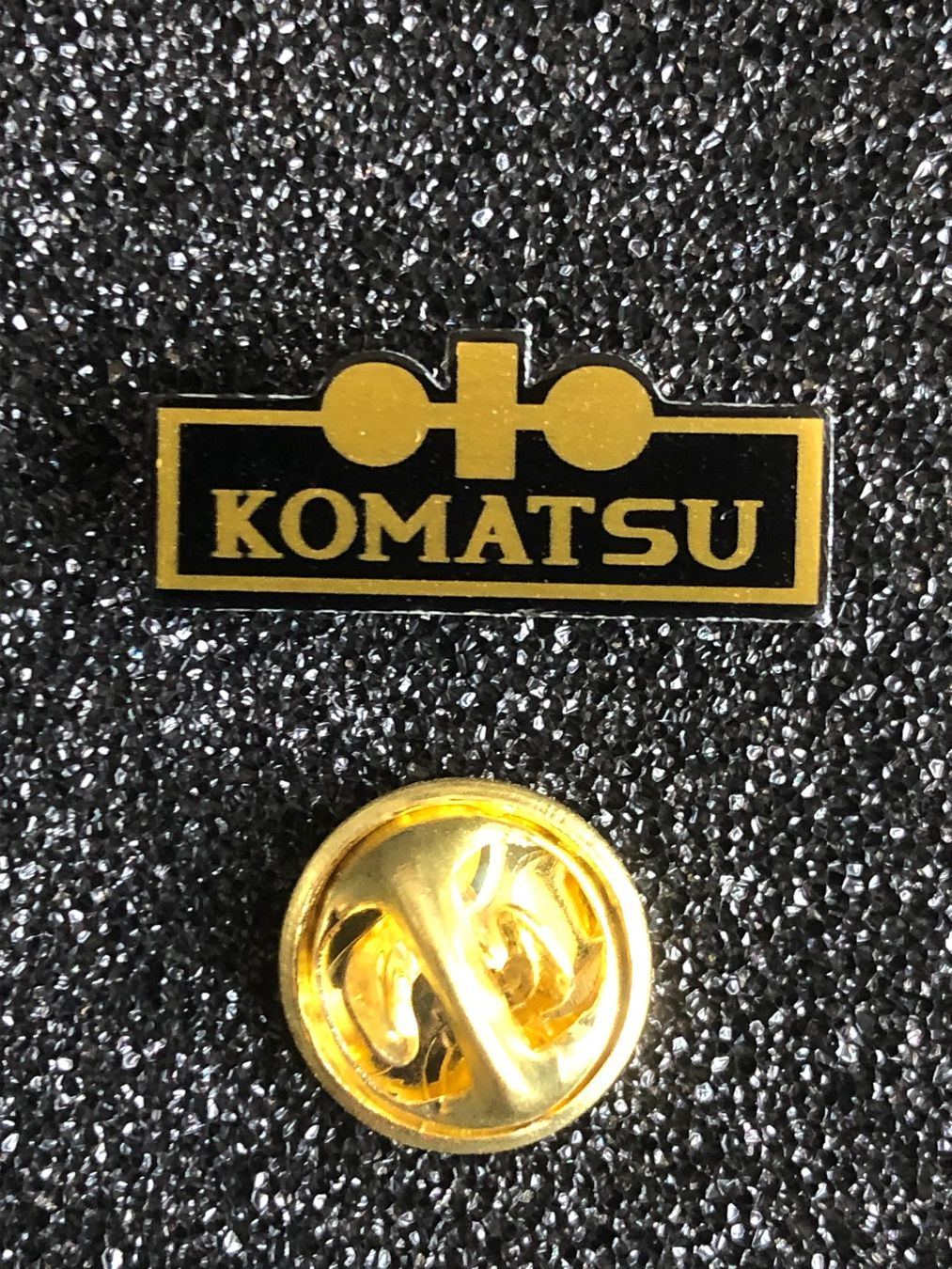 Plaketten & Abzeichen: Komatsu Bagger Pin, schönes Stück – Gebraucht aus Zell ZH von humarosch