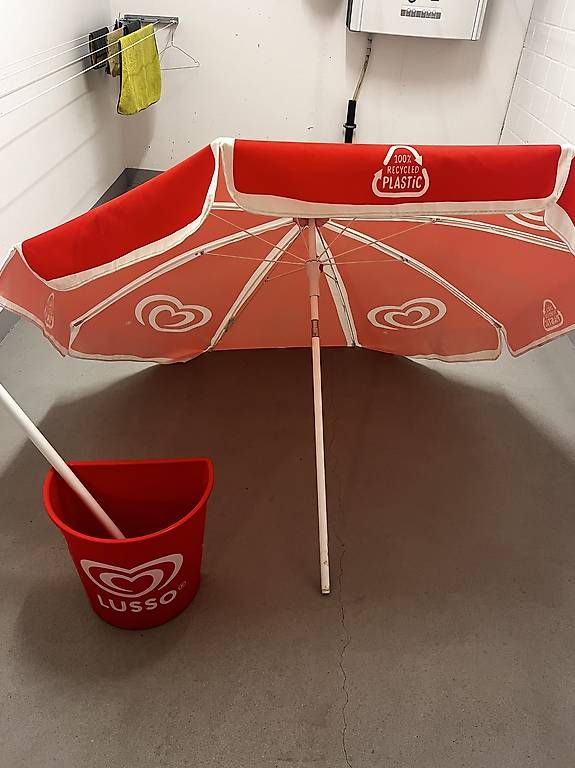 Parasols: Lusso Sonnenschirm mit Abfalleimer – D'occasion à Rotkreuz par FAST1