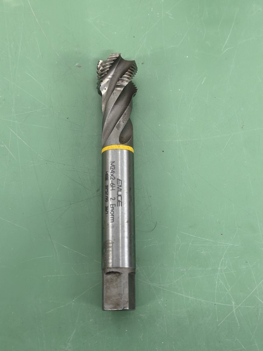 Tutti gli attrezzi: Treading tap  M24x2-6H HSS Gewindebohrer.  – Usato da Aarberg venduto da SNMachines