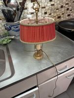 Nachttischlampe Messing rot Faltenlampenschirm Zustand gut