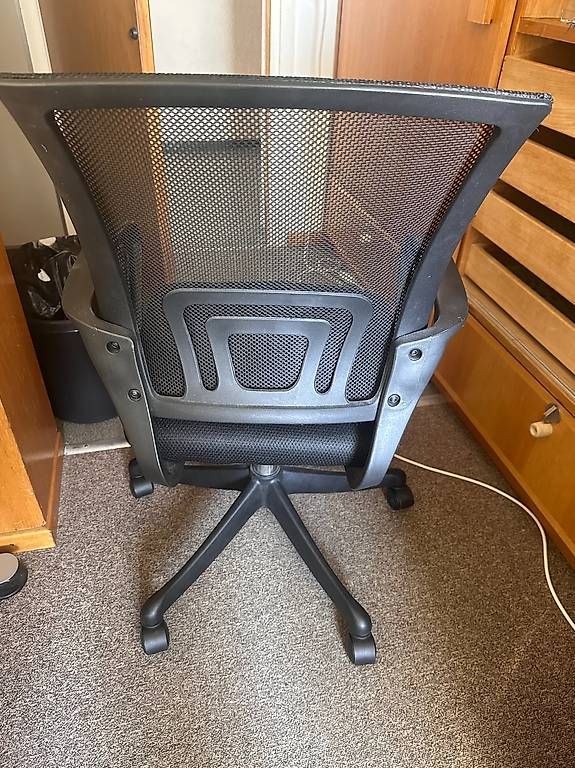 Sedie: Chaise de bureau ergonomique noire  40 CHF – Usato da Aigle venduto da jlu_bh75 1
