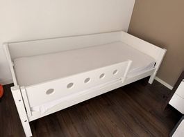 Lit enfant avec barrière