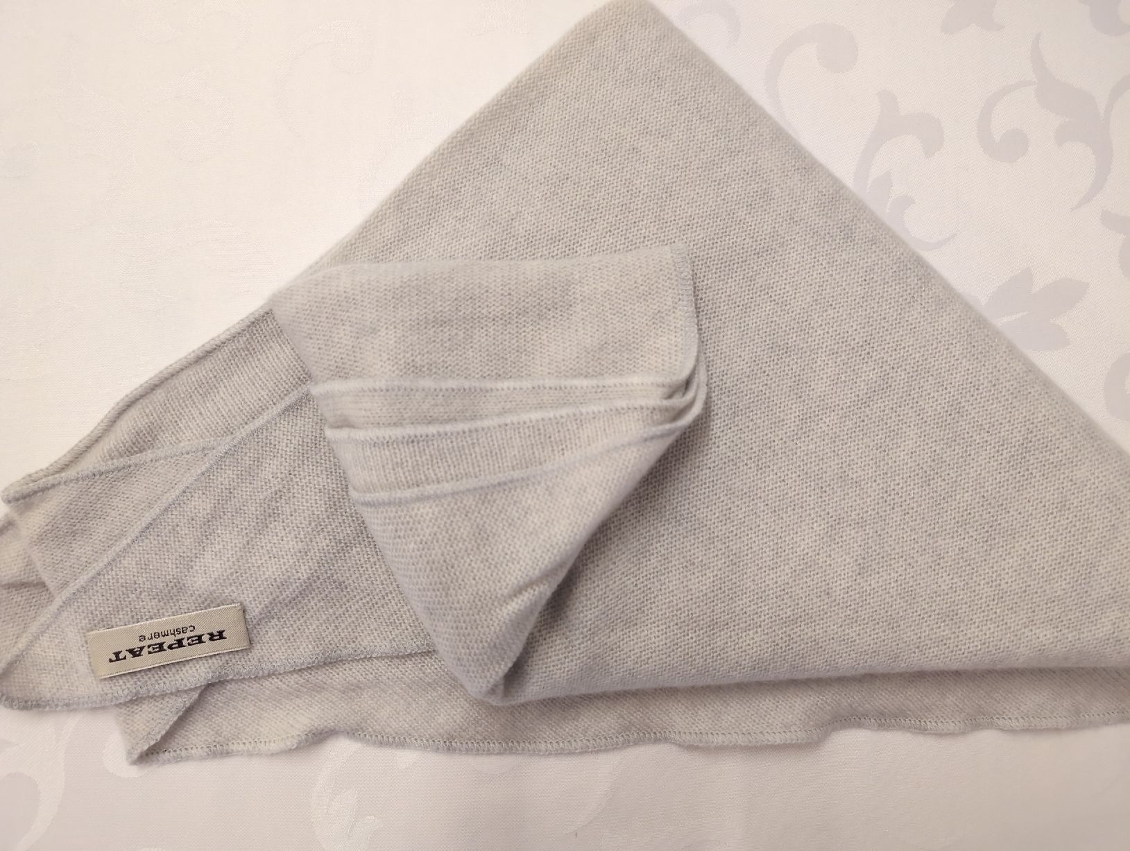 Repeat Foulards, Tücher & Schals: Repeat 100% Cashmere  Dreiecksschal, Neuwertig, hellgrau – Neu (gemäss Beschreibung) aus Zürich von rom_zh