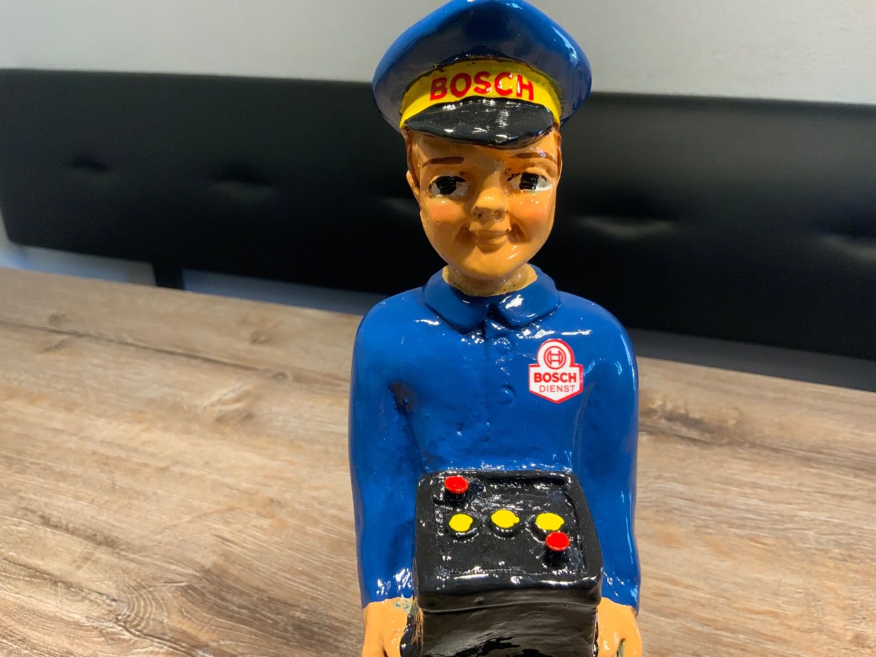 Statuette: Bosch Figur mit Batterie – Usato da Willisau venduto da Minali 1