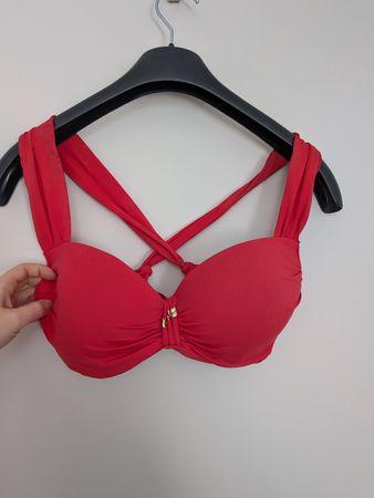 Rotes Bikinioberteil (M)