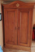 Antiker Schrank Massivholz mit Verzierungen guter Zustand