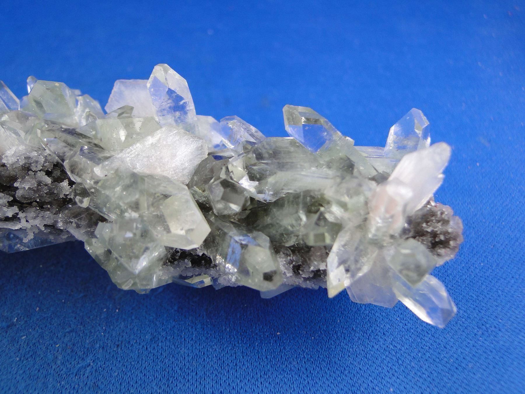 Minerali & Pietre curative: Quarz mit Apophylit und Stilbit – Usato da Schinznach Bad venduto da Demerald 3