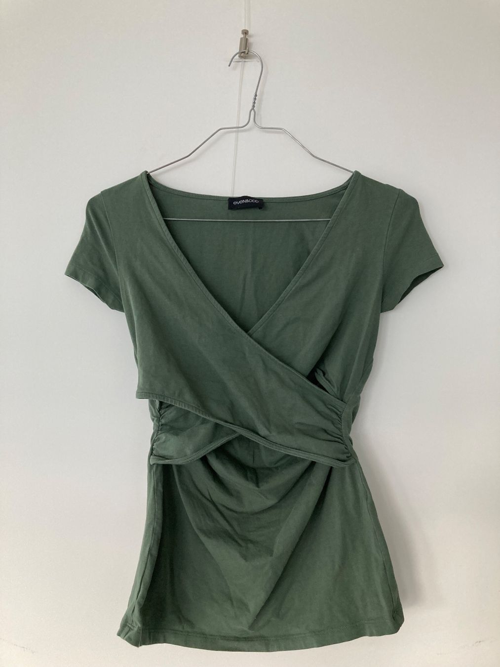 Top: 2 Umstands- und Stilltops grau & olive – Usato da Stäfa venduto da elog 1