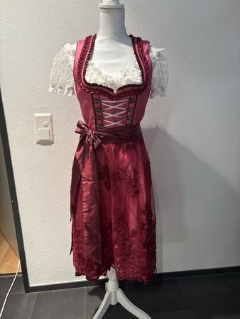 Schönes Dirndl mit Carmen Bluse 
