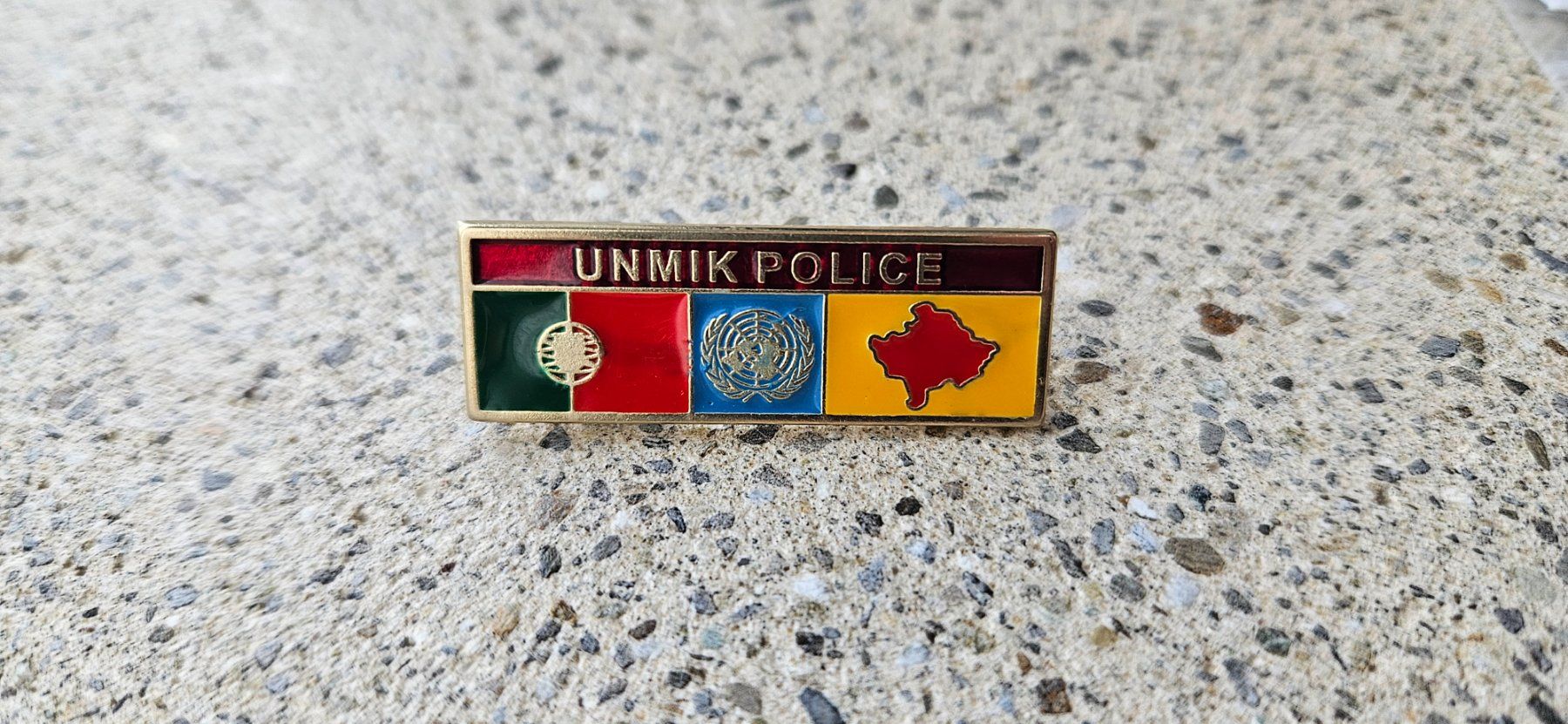 Schweizer Armee Placchette & Badge: *** Unmik Police Pin *** – Nuovo e nell'imballaggio originale da Riedholz venduto da fr_sIruP
