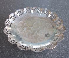 Kleine versilberte Durchbruch-Schale mit drei Füsschen