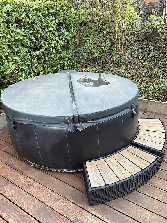 Softub Whirlpool: SOFTUB Resort mit Zubehör – Usato da Horgen venduto da NeuInZH 1