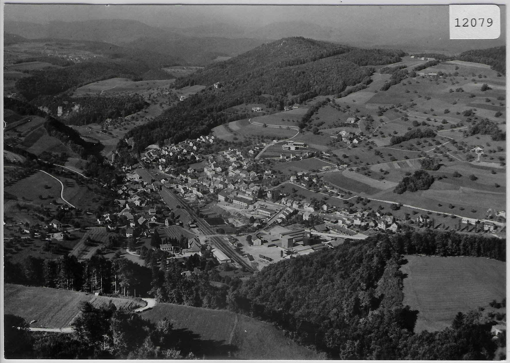 Cartoline postali: Flugaufnahme Läufelfingen BL – Antico da Ettingen venduto da Kartenplanet