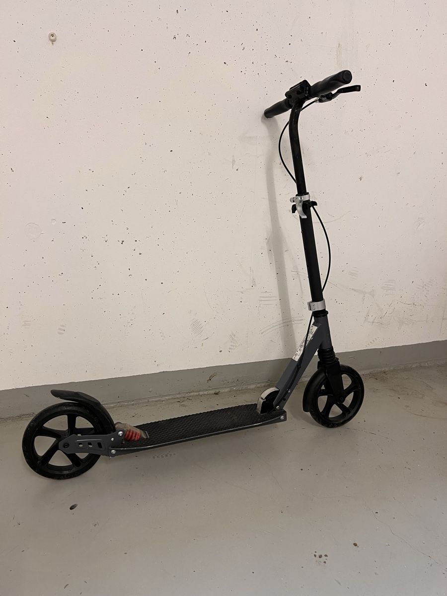 Kickboard: Klappbares Trotti grau mit Bremse – Usato da Winterthur venduto da ChicMarkt