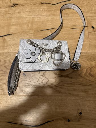 Handtasche Guess Schlangenmuster mit Anhänger gebraucht