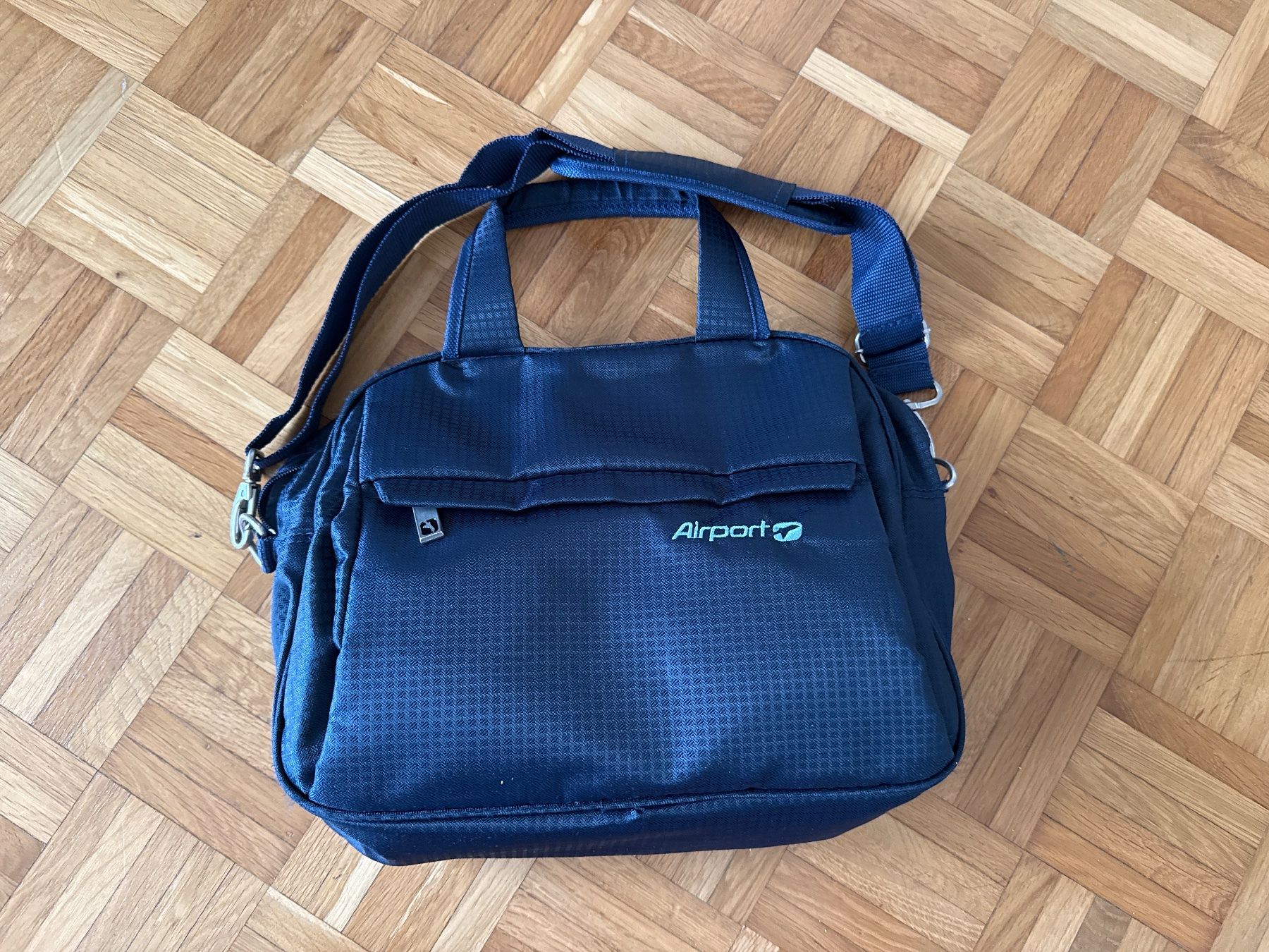 Custodie per cosmetici: AIRPORT Kosmetiktasche / Necessaire – Usato da Horgen venduto da linuxrp