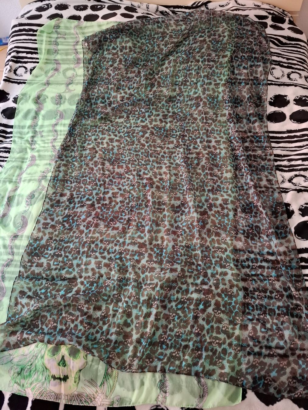 Foulard & Sciarpe: 2 Grosse leichte Schals mit Totenköpfe – Usato da Oberurnen venduto da rotty80 2