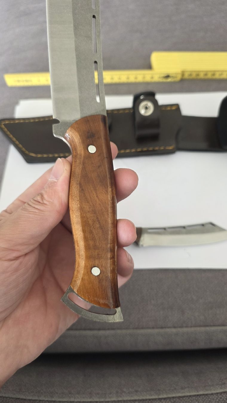Accessori: Handgefertigtes Messer-Set mit Lederscheide  – Nuovo e nell'imballaggio originale da St. Margrethen SG venduto da Duezenli61 4
