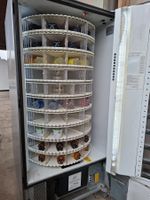 Verkaufsautomat Getränke drehend Regal mit Flaschen und D...