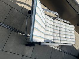 Garten-Rollliege mit gestreifter Polsterauflage