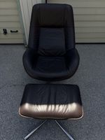 Fauteuil pivotant en cuir avec repose-pieds