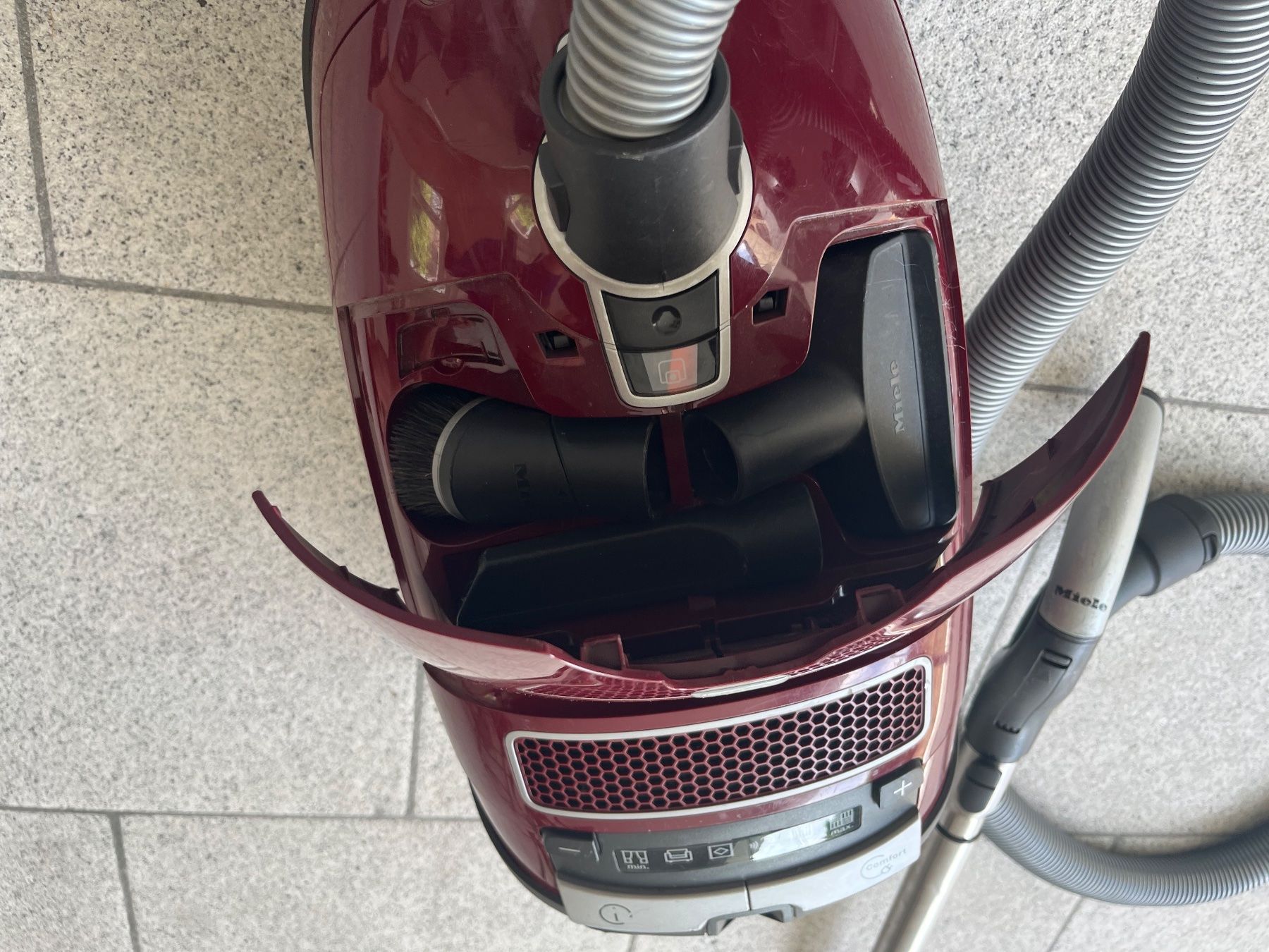 Miele Aspirateurs & Accessoires: Miele Staubsauger S8370 – D'occasion à Hinteregg par Monsky 2