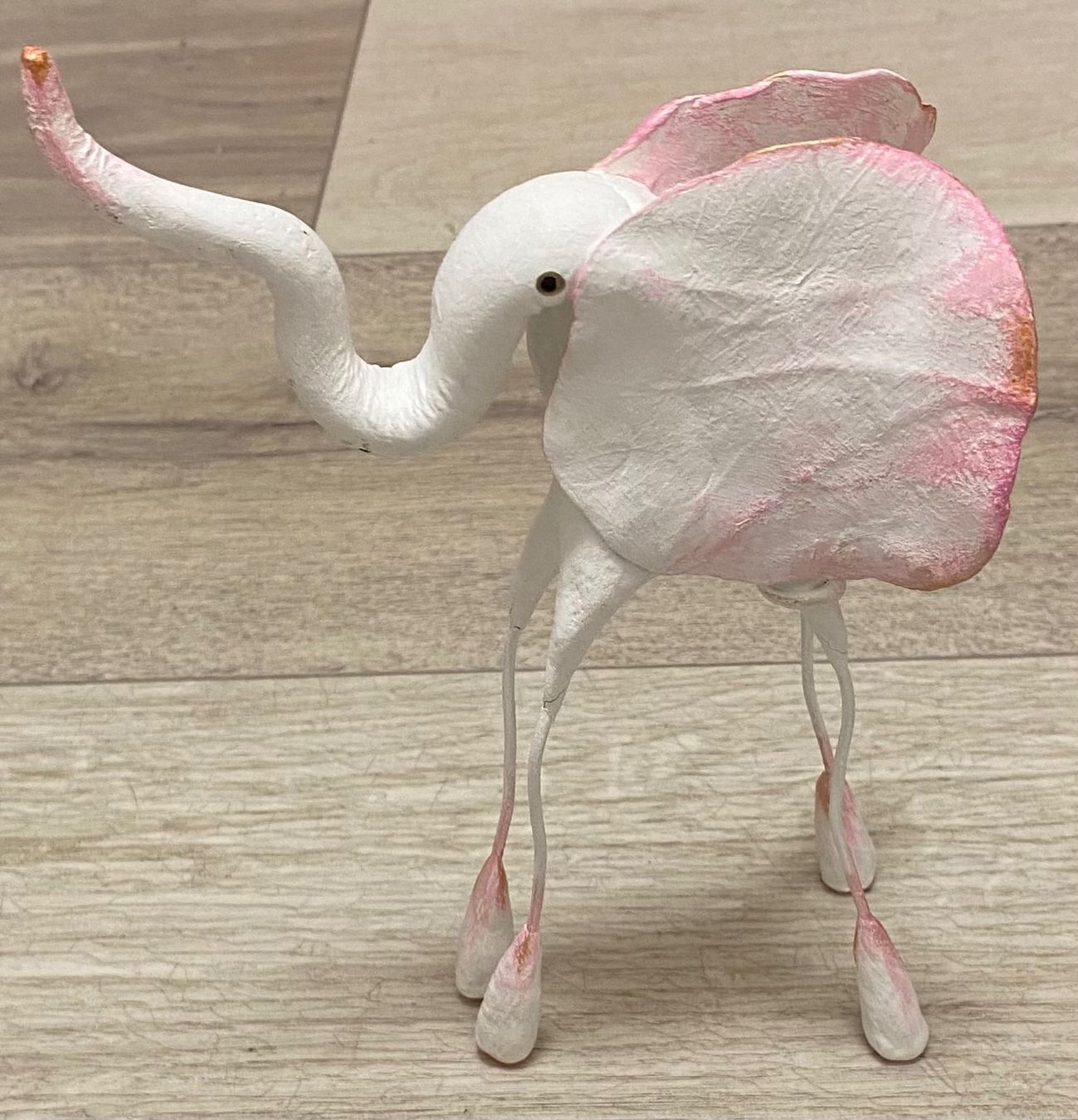 Figuren: Dekofigur Elefant weiss rosa Handarbeit – Gebraucht aus Ennetmoos von Tabakfrei